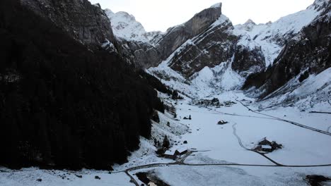 Luftüberführung-über-Dem-Seealpsee-In-Appenzell,-Schweiz-Von-Den-Schneebedeckten-Ufern-Zu-Einer-Spiegelung---4k