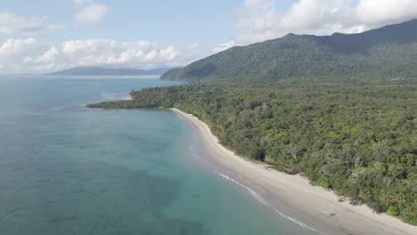 Scenic-View-Of-Pristine-Water-At-Myall-Beach-In-Daintree-National-Park---UNESCO-World-Heritage-Site-In-Queensland,-Australia