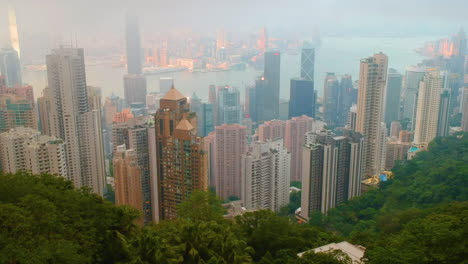 Vista-Aérea-Del-Puerto-De-Victoria-Con-El-Horizonte-De-Hong-Kong-Y-Rascacielos-Urbanos-En-El-Día---Disparo-De-Drones