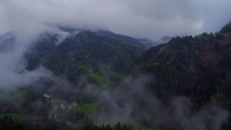 Volando-Sobre-Un-Bosque-En-Los-Dolomitas-Italianos