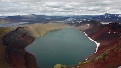 Volando-Sobre-Ljótipollur,-Uno-De-Los-Lagos-De-Cráter-Ubicados-En-Las-Tierras-Altas-De-Islandia