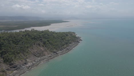 Panorama-Of-Isolated-Morey-Reef-Beside-The-Rocky-Headland-In-Port-Douglas,-Australia