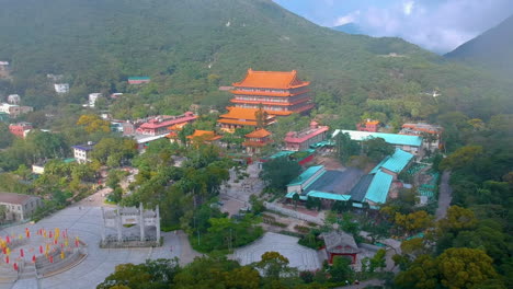 Orangefarbene-Fassade-Des-Pol-Lin-Klosters-Inmitten-Der-Hügel-Des-Ngong-Ping-Plateaus-Auf-Der-Insel-Lantau,-Hongkong