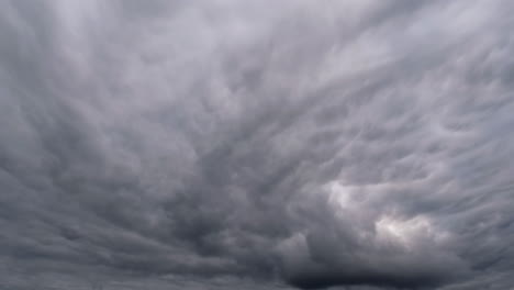 Time-lapse-of-dark-clouded-sky-moving