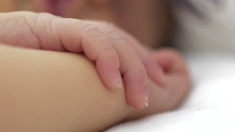 Bebé-Recién-Nacido-Manos-Dedos