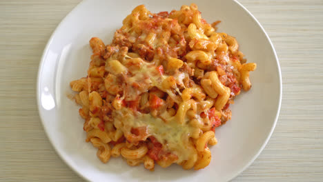 Hausgemachte-Gebackene-Makkaroni-Bolognese-Mit-Käse---Italienische-Küche