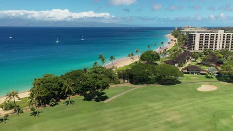 Luftaufnahme-Von-Weißen-Vögeln,-Die-über-Einen-Golfplatz-Und-Strand-In-Maui,-Hawaii-Fliegen