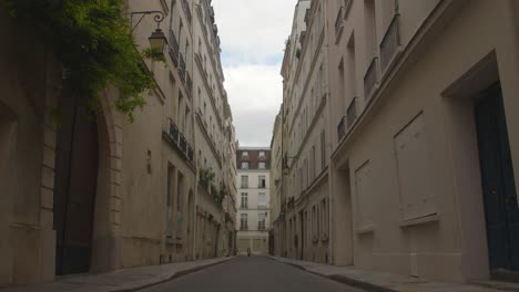 Edificios-De-Apartamentos-Cerrados-En-La-Calle-Angosta-En-Ile-saint-louis,-4º-Distrito-De-París-En-Francia