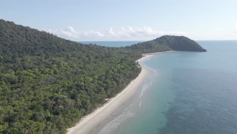 Stretch-Of-Sandy-Foreshore-With-Lush-Forest-Mountains-At-Myall-Beach-In-Daintree-National-Park,-Queensland-Australia