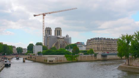 Reconstrucción-De-La-Famosa-Catedral-De-Notre-dame-De-Paris-En-París,-Francia