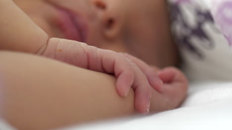 Close-up-on-hand-and-fingers-of-newborn-baby-sleeping