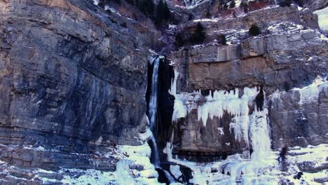 Schöne-Winterluftaufnahme,-Die-Zur-Spitze-Der-Brautschleierfälle-In-Provo-Utah-Geht