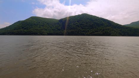 A-summer-time-lapse-of-the-Hudson-River-in-the-Hudson-Valley-in-New-York-State,-with-clouds-moving-overhead