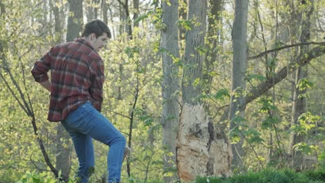 Attraktiver-Junger-Holzfäller,-Der-Seine-Axt-In-Einen-Baumstumpf-Schwingt
