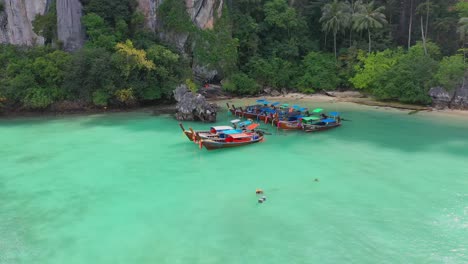 Antena-Drone-Tiro-Koh-Phi-Phi-Barco-Isla-Tropical---Tailandia-Turismo