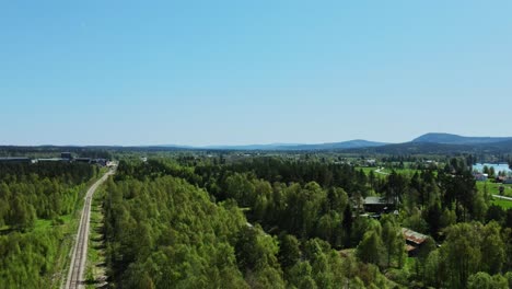 Carretera-Äppelbo-En-Medio-De-Bosques-Verdes-Con-Vistas-A-La-Residencia-Mjölbergsåsen-En-Dalarna,-Suecia