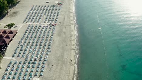 Vista-Aérea-Del-Hermoso-Mar-Y-La-Playa-En-Un-Día-Soleado,-Simeri-Mare,-Calabria,-Sur-De-Italia