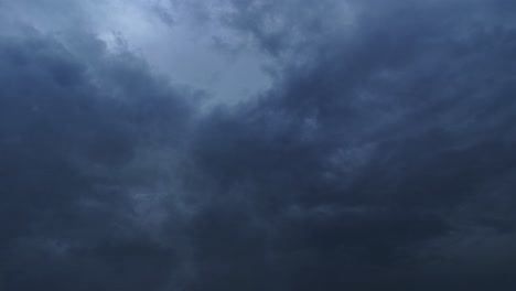 4k-Zeitraffer-Dunkle-Wolken-Und-Gewitter-Am-Himmel-Kurz-Vor-Dem-Regen
