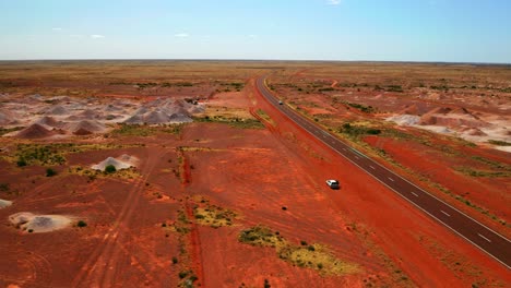 Weiße-Autos-Am-Stuart-Highway-Im-Nördlichen-Territorium-In-Südaustralien
