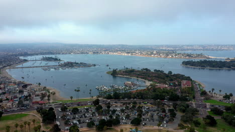 Panorama-Von-Mission-Bay,-Strand-Und-Verkehr-Auf-Der-Straße-In-San-Diego,-Kalifornien,-USA