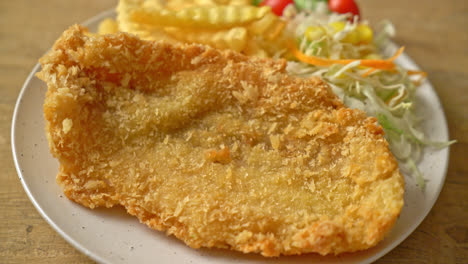 Filete-De-Pescado-Frito-Y-Chips-De-Patatas-Con-Mini-Ensalada