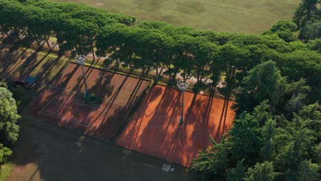 Luftaufnahme-Von-Tennisplätzen-In-Einem-Resort-Auf-Der-Insel-Brijuni