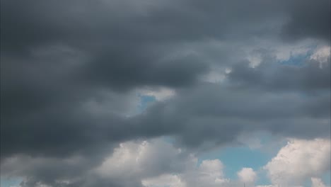 Dramatische-Kumuluswolken-Im-Zeitraffer-über-Türkisfarbenem-Himmel