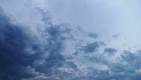 4-K-Timelapse-Nubes-Oscuras-En-El-Cielo-Azul