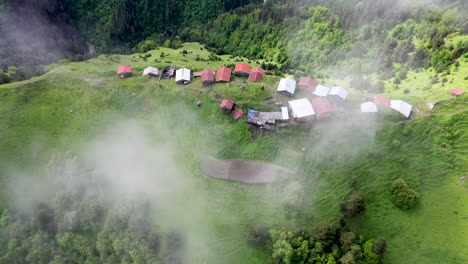 Filmische-Drohnenaufnahme-Eines-Kleinen-Dorfes-Auf-Einem-Berggipfel-Im-Dorf-Tusheti-In-Georgia