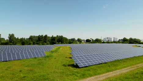 Luftaufnahme-Von-Leistungsstarken-Umweltfreundlichen-Solarmodulen-Bei-Sonnenlicht-In-Europa