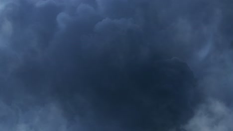 Tormenta-Dentro-De-Espesas-Nubes-Azules