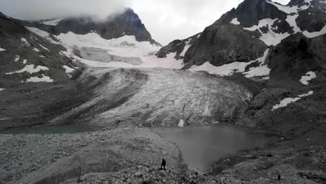 Luftüberführung-über-Einen-Wanderer-Zum-Witenwasserengletscher-Und-Seinem-Gletschersee-In-Uri,-Schweiz