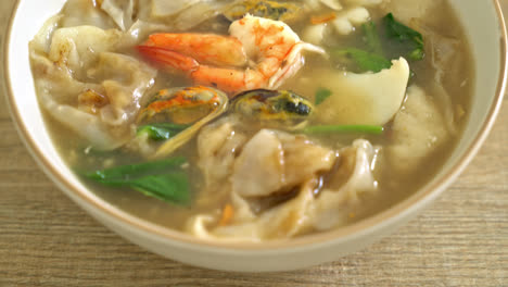 Breite-Reisnudeln-Mit-Meeresfrüchten-In-Soßensoße---Asiatische-Küche