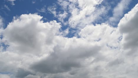Schöne-Weiße-Wolken-Und-Himmel-Im-Zeitraffer