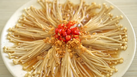 homemade-steamed-golden-needle-mushroom-or-enokitake-with-soy-sauce,-chilli-and-garlic
