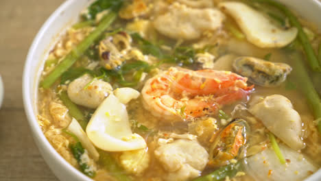 Sukiyaki-suppe-Mit-Meeresfrüchteschale---Asiatischer-Essensstil