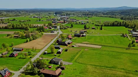 Ländliche-Landschaft-Des-Dorfes-Appelbo-Inmitten-Des-üppigen-Waldes-Im-Kreis-Dalarna,-Schweden