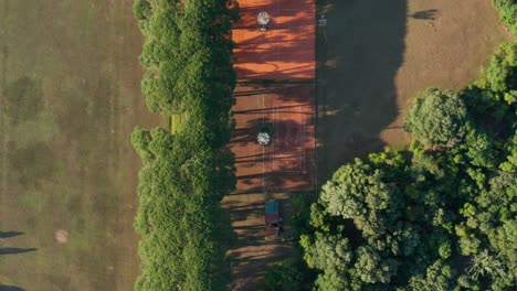Luftaufnahme-Von-Tennisplätzen-In-Einem-Ferienort-Auf-Den-Brijuni-Inseln