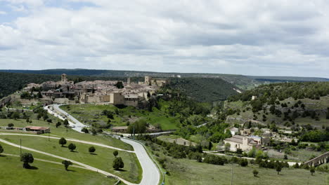 Camino-Cementado-Hacia-El-Pueblo-Amurallado-De-Pedraza-En-La-Provincia-De-Segovia,-España