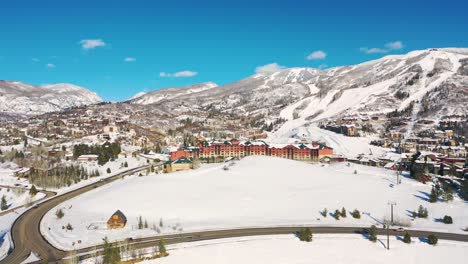 Luftaufnahme-Des-Steamboat-Grand-Resort-Hotel-Mit-Schneebedecktem-Vordergrund-In-Mount-Werner-Circle,-Steamboat-Springs,-Colorado-An-Einem-Sonnigen-Wintertag