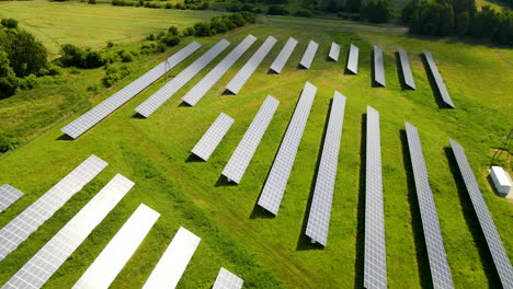 Vertikale-Drohnenansicht-Von-Sonnenkollektoren-Auf-Einem-Solarenergieerzeugungspark-In-Danzig,-Polen