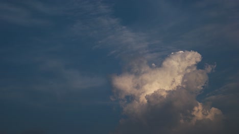 4-K-Timelapse-Cumulonimbus-Gruesas-Nubes-Blancas-En-El-Cielo-Azul