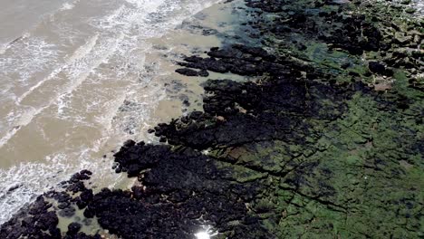 4K-Luftaufnahmen-Von-Wellen,-Die-über-Felsen-In-Der-Nähe-Von-Dover-Spülen