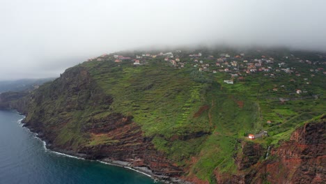 Luftaufnahme-Des-Glockenturm-Küstendorfes-In-Madeira,-Portugal