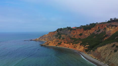 Stationary-aerial-view-of-the-ocean,-beach-and-rocky-bluff-of-Palos-Verdes,-California