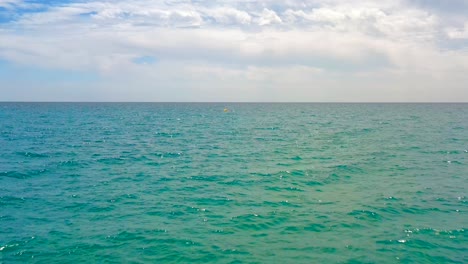 Malerische-Aussicht-Auf-Das-Meer-Mit-Bewölktem-Blauem-Himmel-Und-Welligem,-Bewegtem-Wasser---Boot-POV-4K-Aufnahme