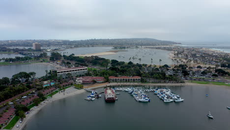 Vista-Panorámica-De-La-Bahía-De-La-Misión-Con-El-Hotel-Bahia-Resort-En-San-Diego,-California---Toma-Aérea-De-Drones