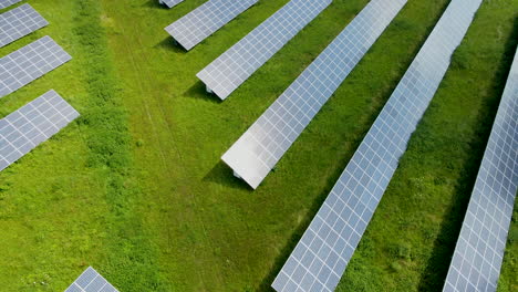 Antenne-Vogelauge-Von-Solarpanel-Farm-Sonne-Energieeinsparung-Stromversorgung-Sonnenuntergang-Auf-Grünen-Bergen