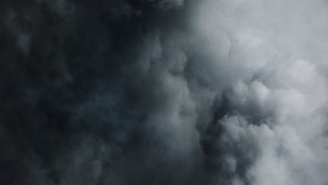 Gewitterzeitraffer-In-Dunklen-Kumulonimbuswolken
