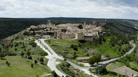 Vista-Pintoresca-De-La-Ciudad-Española-Medieval-Amurallada-De-Pedraza-En-Segovia,-España